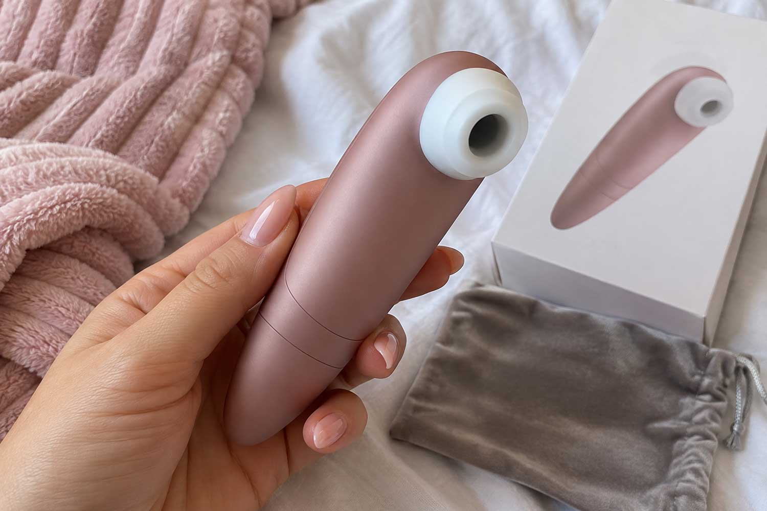 stimulator auriu roz pentru clitoris care produce unde de presiune prin capul dispozitivului