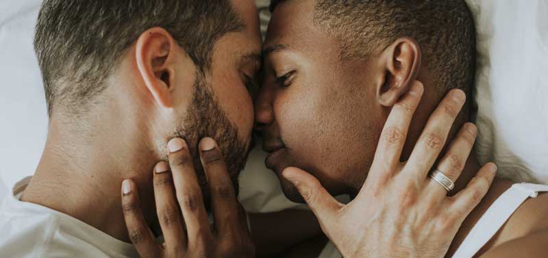 homosexuali care se saruta