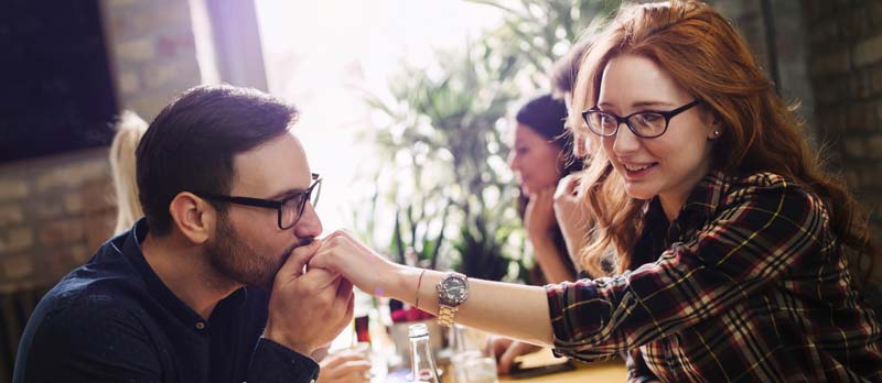 Cum sa flirtezi: sfaturi pentru a te ajuta sa te arati interesat si disponibil pentru o relatie