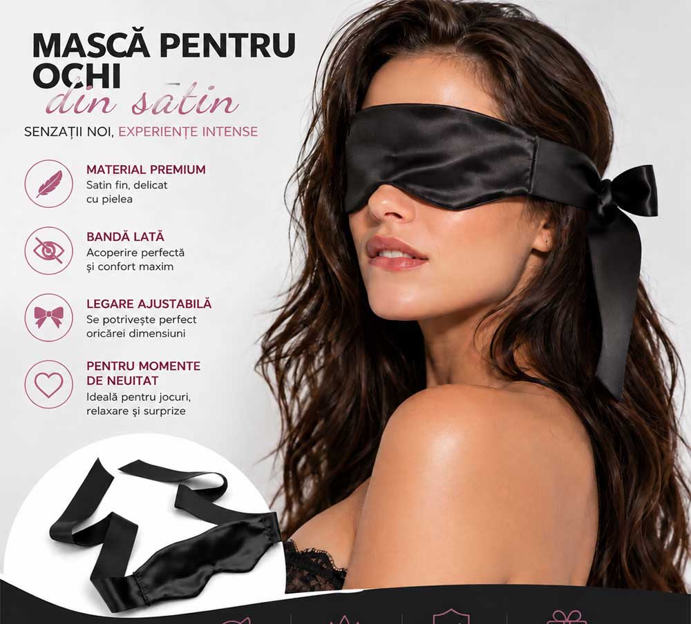 Mască pentru ochi din satin negru, cu bandă lată și legare ajustabilă, prezentată pe model, potrivită pentru jocuri de cuplu și momente intime.