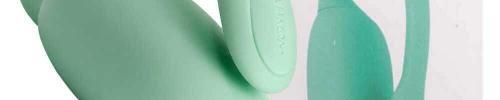 Oul vibrator Elity Anura se încarcă prin USB iar 60 min de incarare înseamnă 3 ore de utilizare. Are 7 funcții de vibrație standard, insa are nenumarate moduri de vibrații cu ajutorul aplicatiei. Aceasta jucarie poate fi folosita atât în mod obisnuit, cu ajutorul butoanelor, cât și prin aplicatia online. Este ideala pentru jocurile solo sau pentru cuplurile care doresc sa aduca ceva nou in dormitor. De asemenea, poate fi utilizată și de cuplurile de la distanță, pentru a face departarea să pară mai mica, ajutandu-va sa va apropiati din punct de vedere sexual. Caracteristici: Oul vibrator este realizat din silicon moale și plăcut la atingere, asigurând o experiență confortabilă. Lungime totală de 17.5 cm (8.5 cm inserabili) și diametru maxim de 2.3 cm. Este compact și ușor de transportat, ideal pentru călătorii. Se încarcă prin USB, oferind 3 ore de utilizare. Dispune de 7 funcții de vibrație standard, plus nenumărate moduri de vibrații personalizate prin intermediul aplicației. Poate fi utilizat atât prin butoanele integrate, cât și prin aplicația online, oferind flexibilitate în utilizare. Perfect pentru cei care doresc să îmbunătățească viața sexuală, fie în jocuri solo, fie în cuplu. Potrivit pentru cuplurile aflate la distanță, ajutând la menținerea intimității și a legăturii sexuale. Proiectat pentru a oferi orgasme intense. Compatibil cu o aplicație care extinde funcționalitățile și oferă o experiență personalizată.