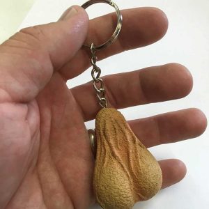 Breloc cu Testicule Asimetrice