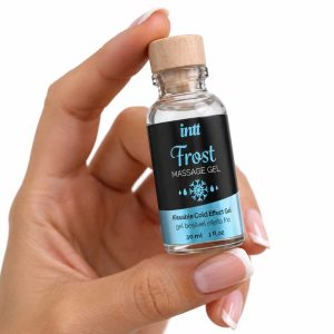 gel de masaj frost glass cu aroma de menta tinut in mana pe fundal alb
