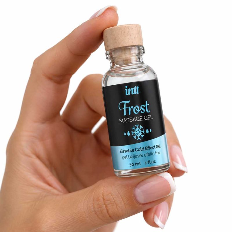gel de masaj frost glass cu aroma de menta tinut in mana pe fundal alb