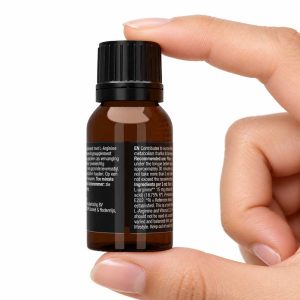 Cobeco-Pharma-supliment-afrodisiac-prezentare-pe-fundal-alb-tinut-in-mana