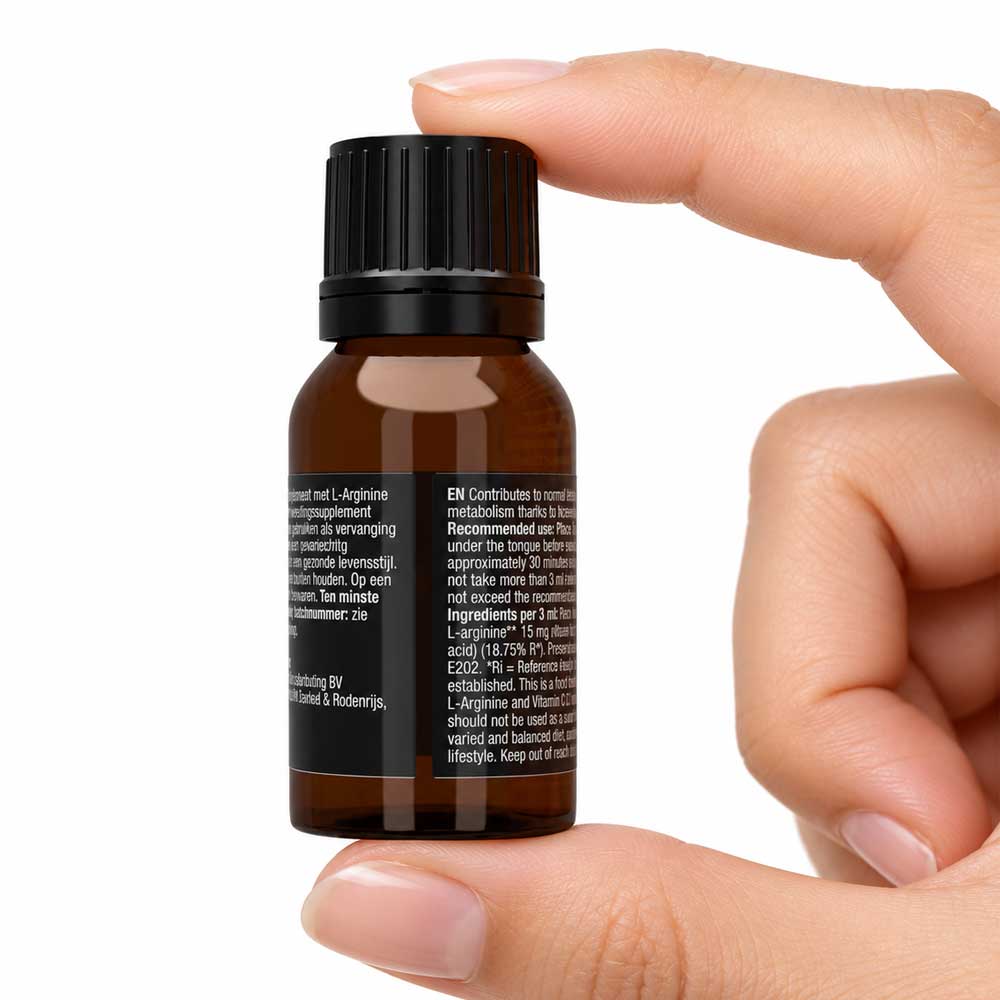 Cobeco-Pharma-supliment-afrodisiac-prezentare-pe-fundal-alb-tinut-in-mana