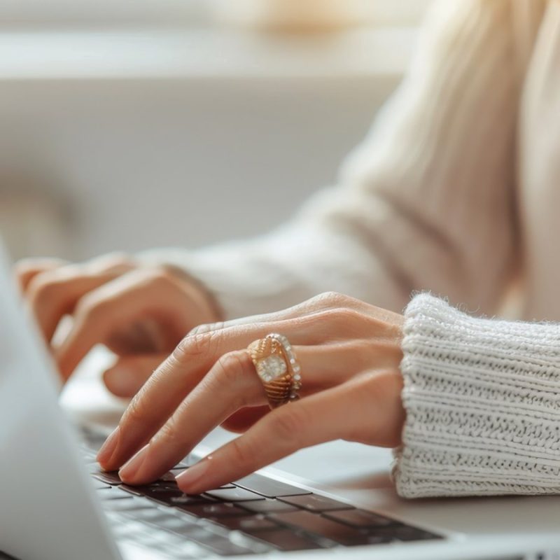 Partea a II-a. Banii tăi, azi: mâini pe tastatura unui laptop